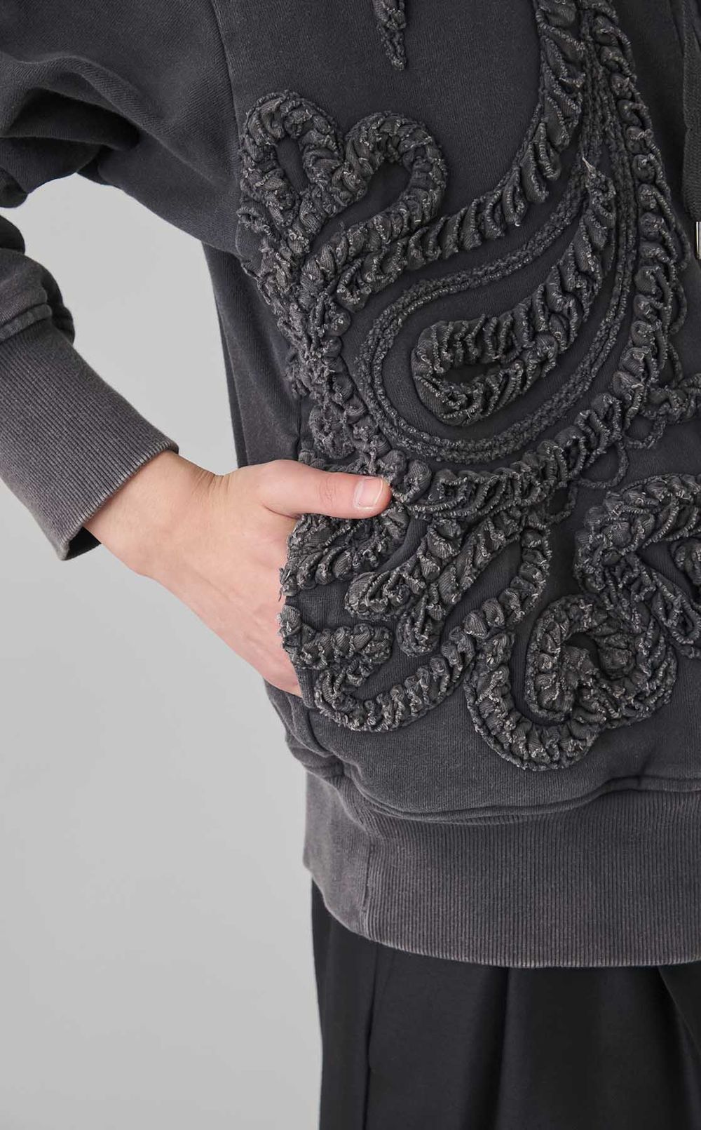 エンブロイダリージップフーディー