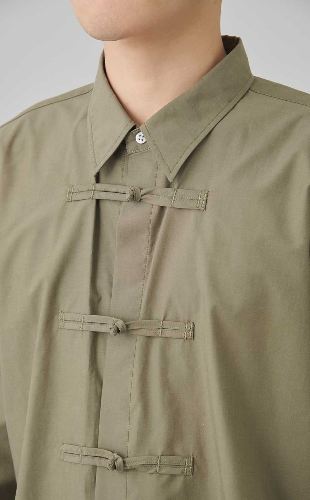 フロッグボタンシャツ