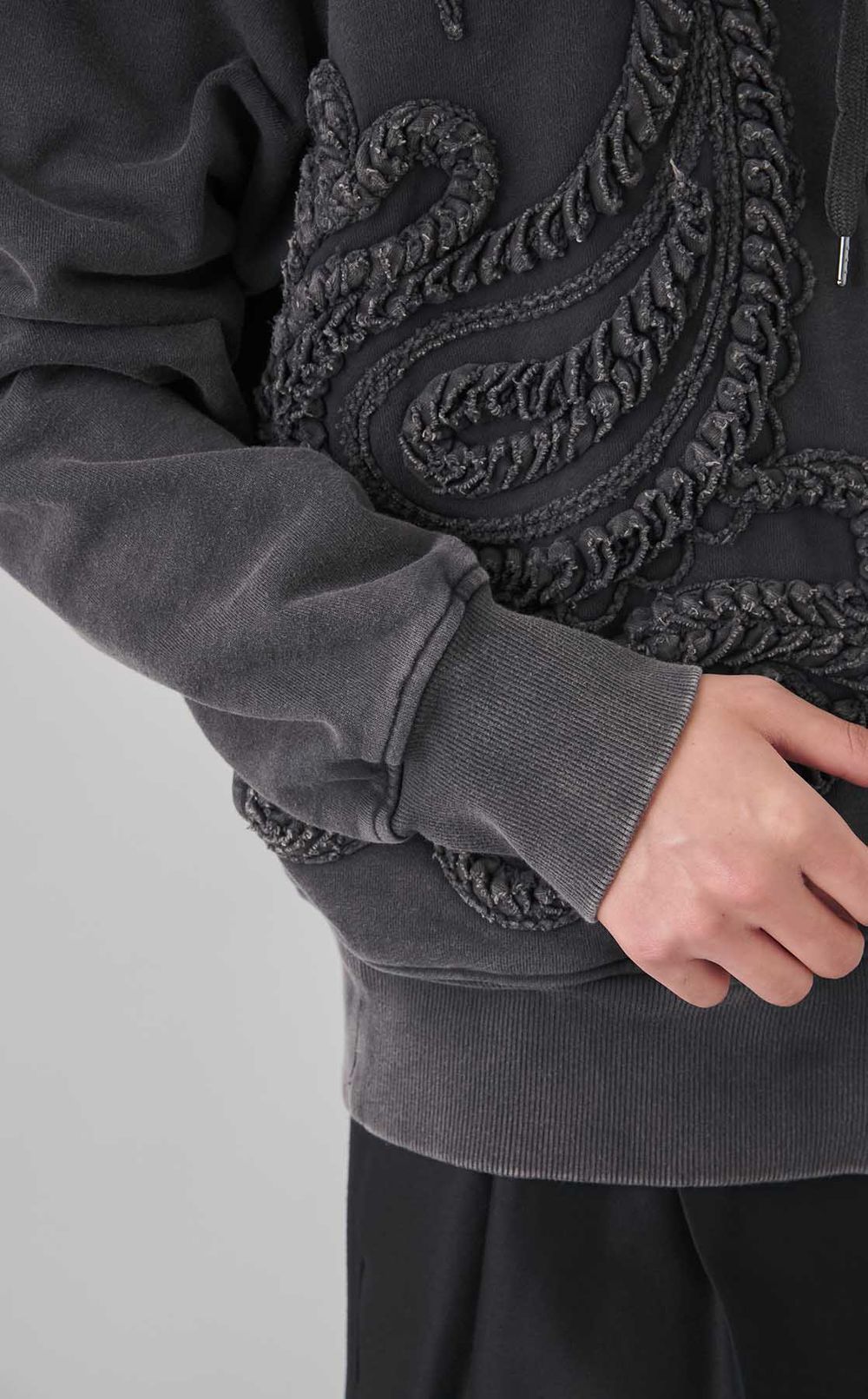 エンブロイダリージップフーディー