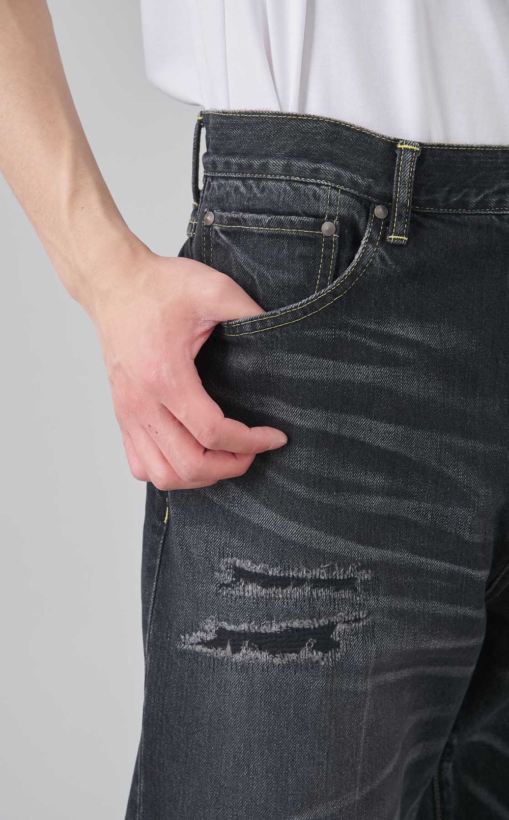 ダメージドデニムパンツ