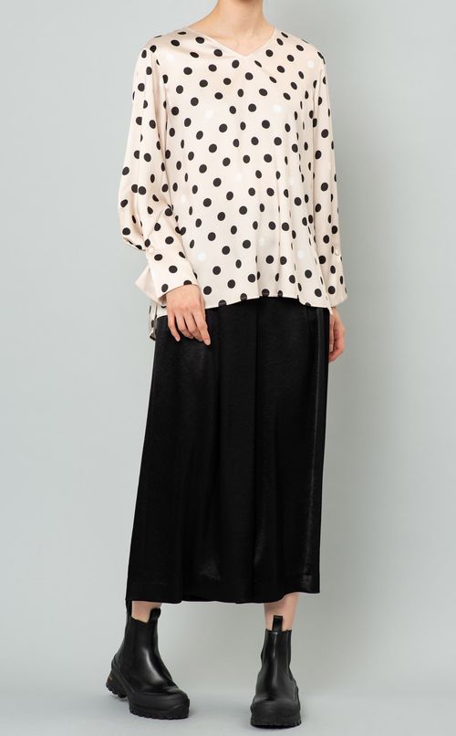 ドットプリントVネックブラウス