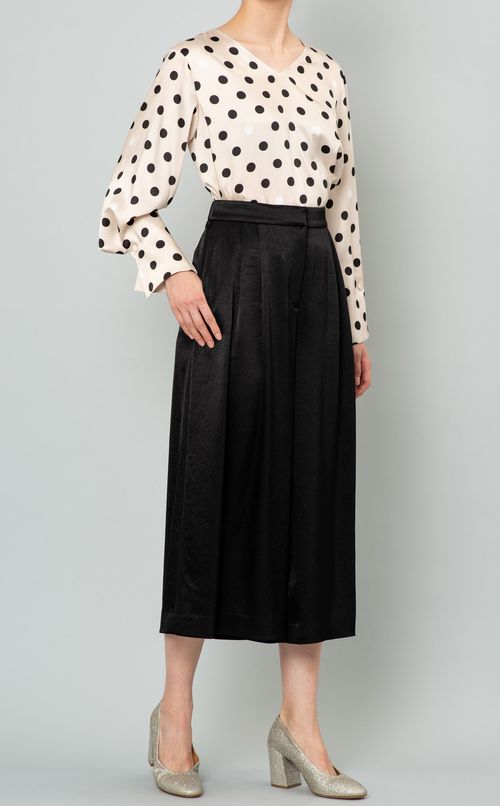 ドットプリントVネックブラウス