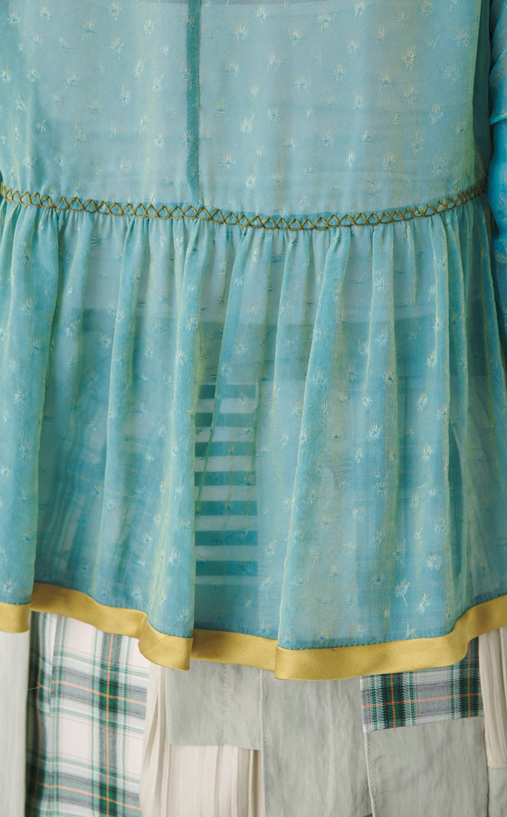 【roop】フラワー刺繍ブラウス