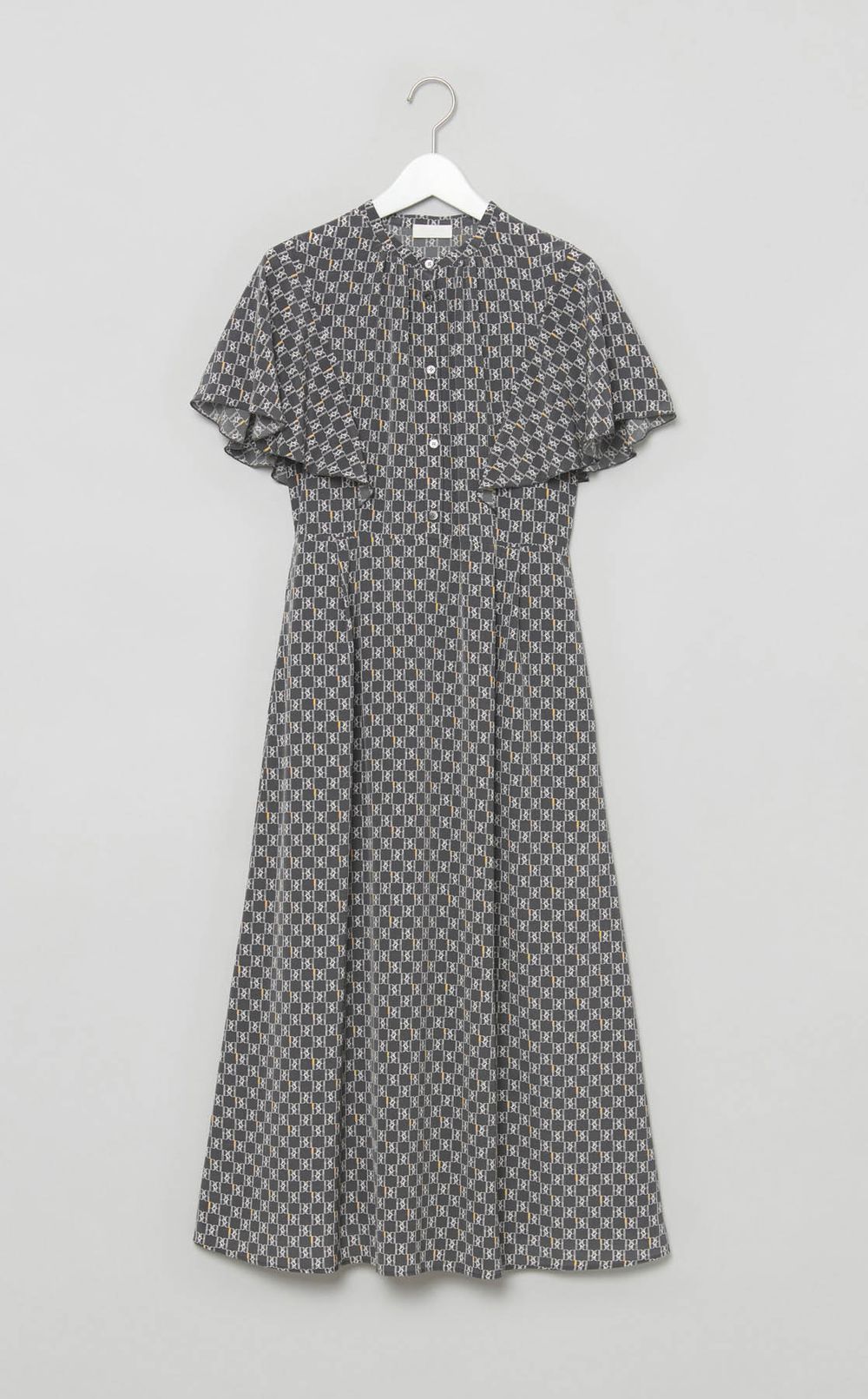 タイポグラフィフリルスリーブワンピース