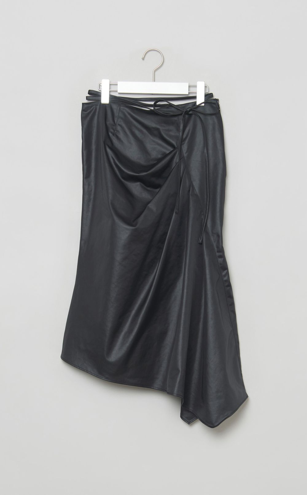 ヘムラインサテンスカート