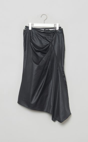 ヘムラインサテンスカート