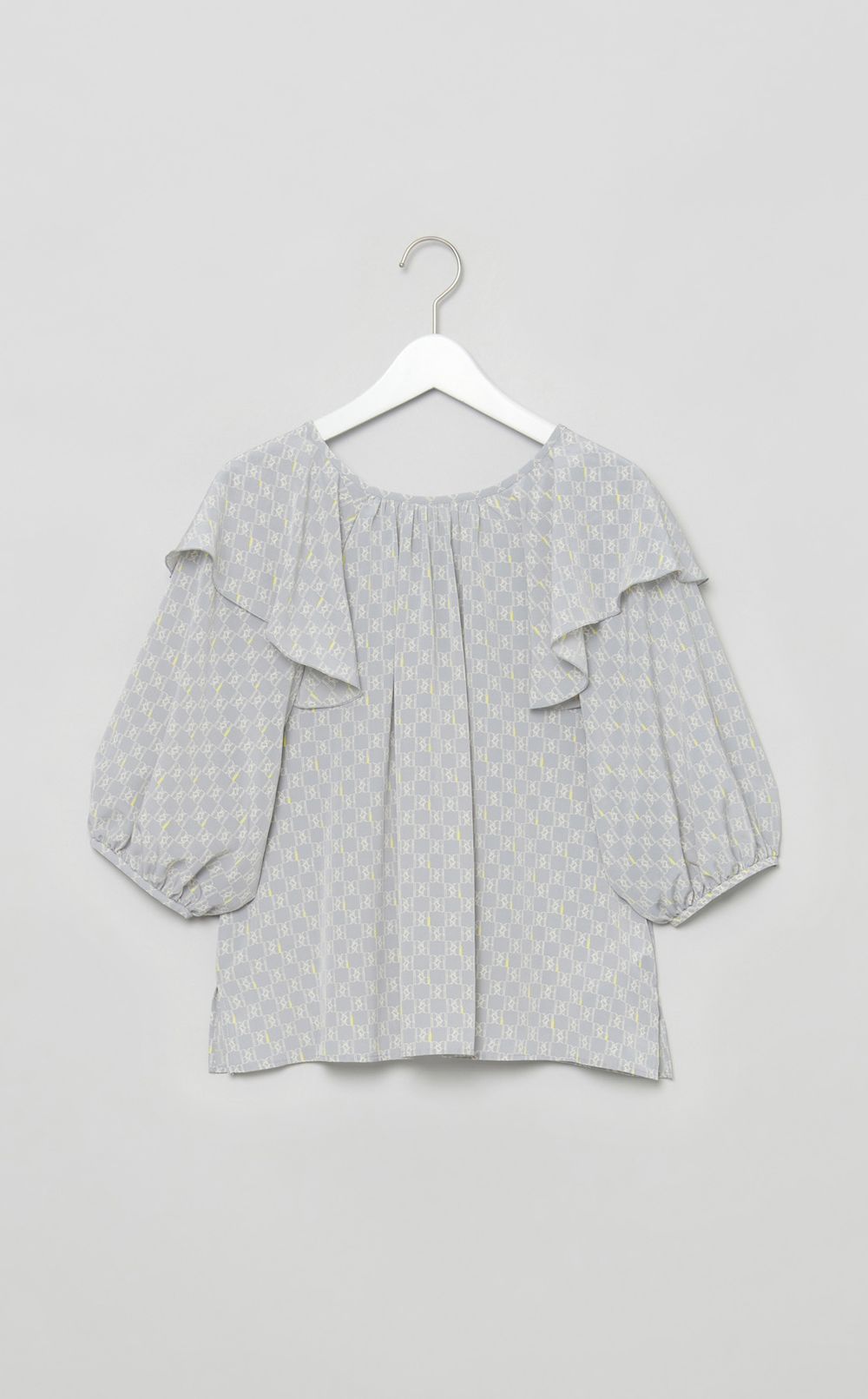 タイポグラフィフロンタブルブラウス