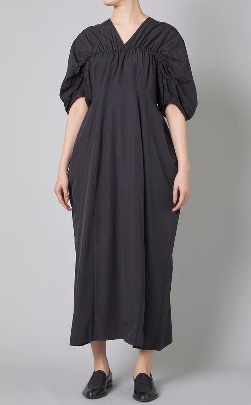 Vネックギャザーワンピース