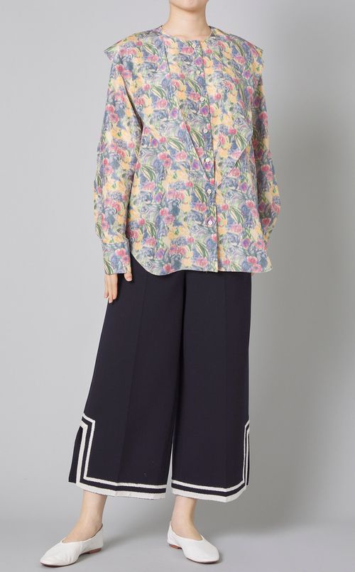 フラワープリントスカーフネックブラウス