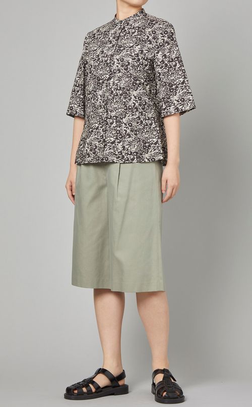 ノーカラーモノクロフラワープリントシャツ