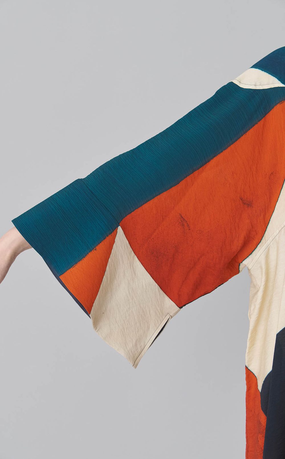 ジオメトリックスリーブドレス