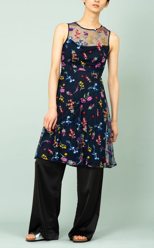 フラワー刺繍ワンピース