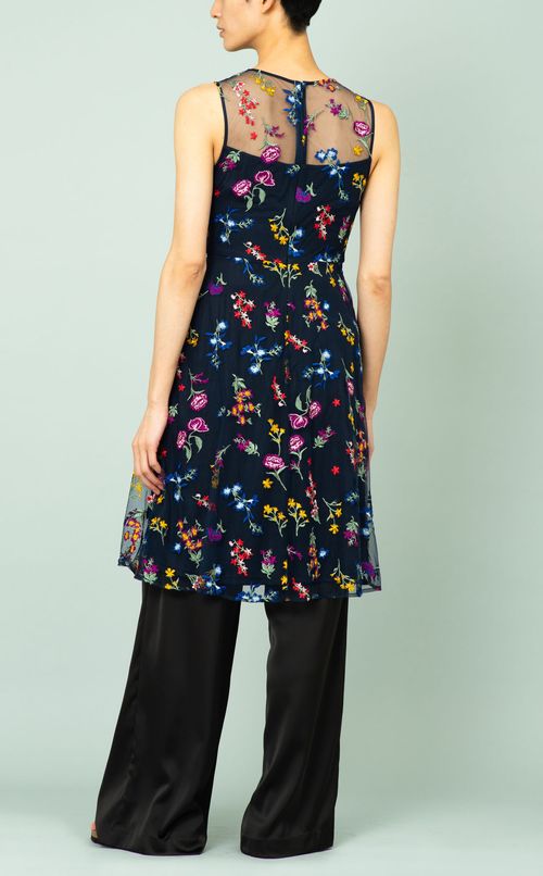 フラワー刺繍ワンピース