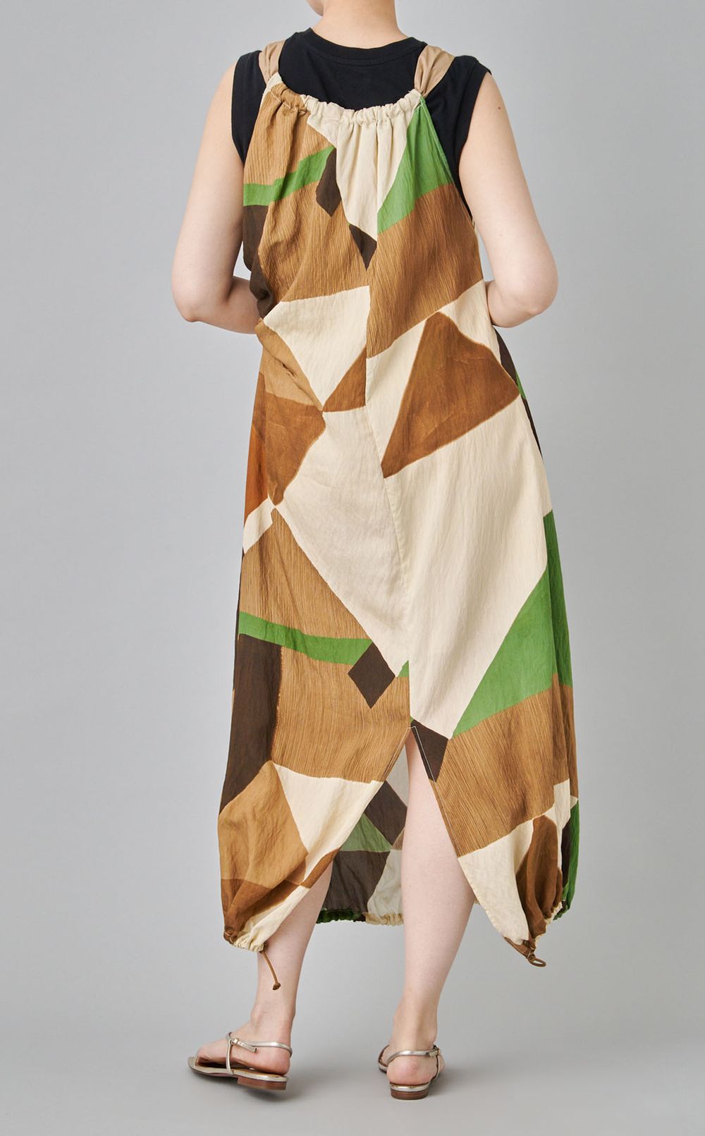 ジオメトリックドレープドレス