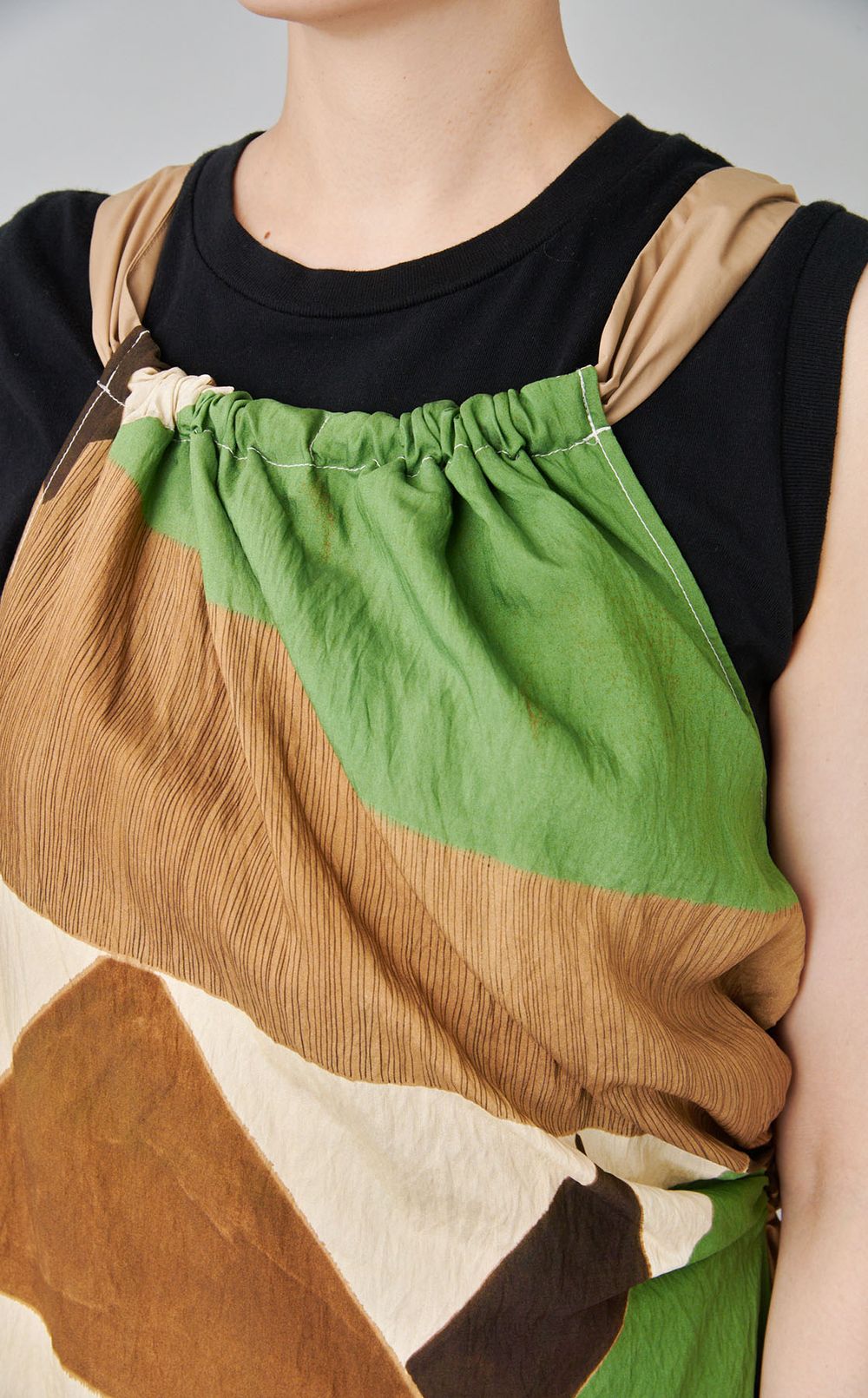 ジオメトリックドレープドレス