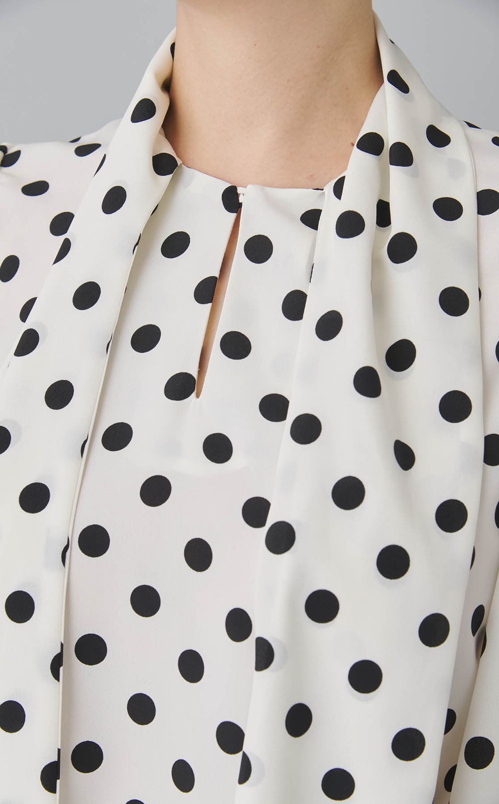 ドットプリントボウタイブラウス