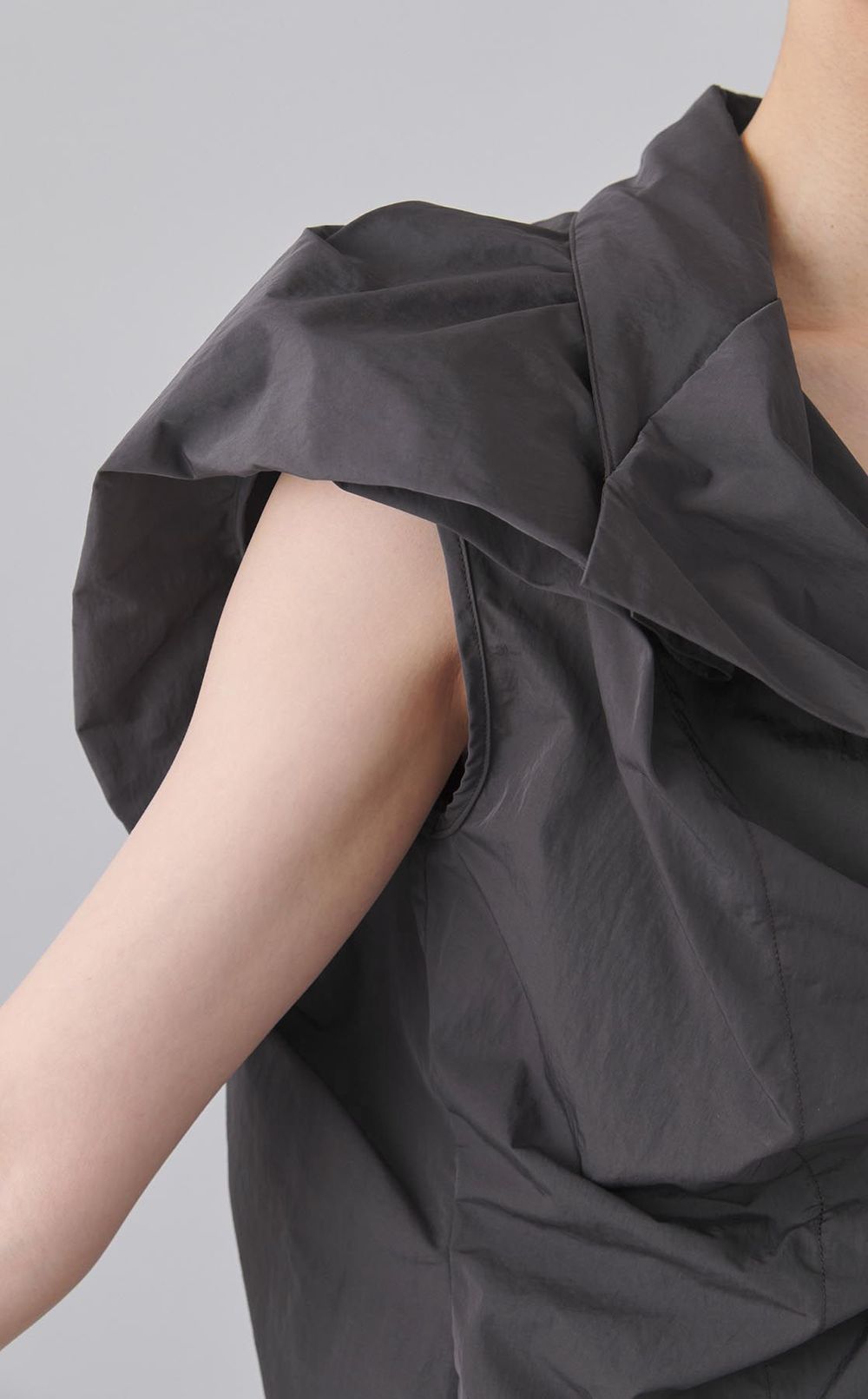 ナイロンギャザースリーブレスブルゾン