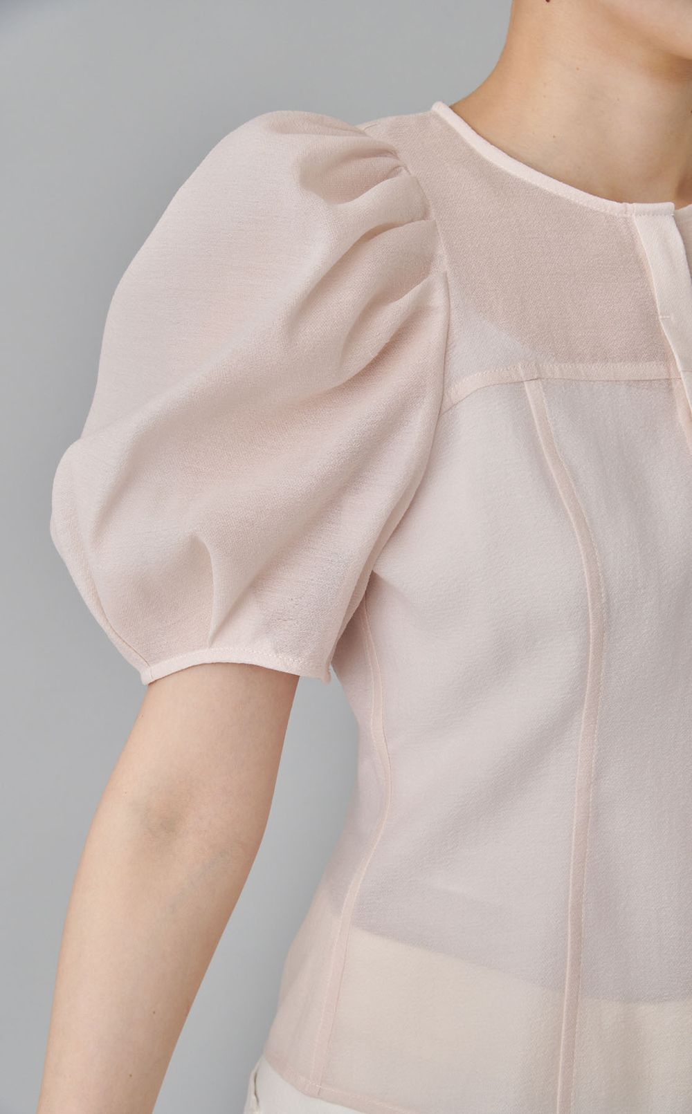 シアータックパフブラウス