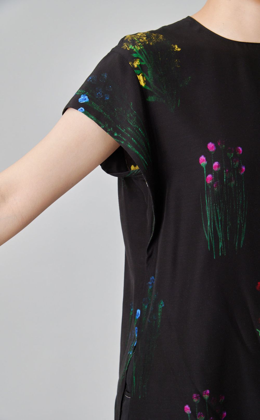 フラワープリントクルーネックブラウス