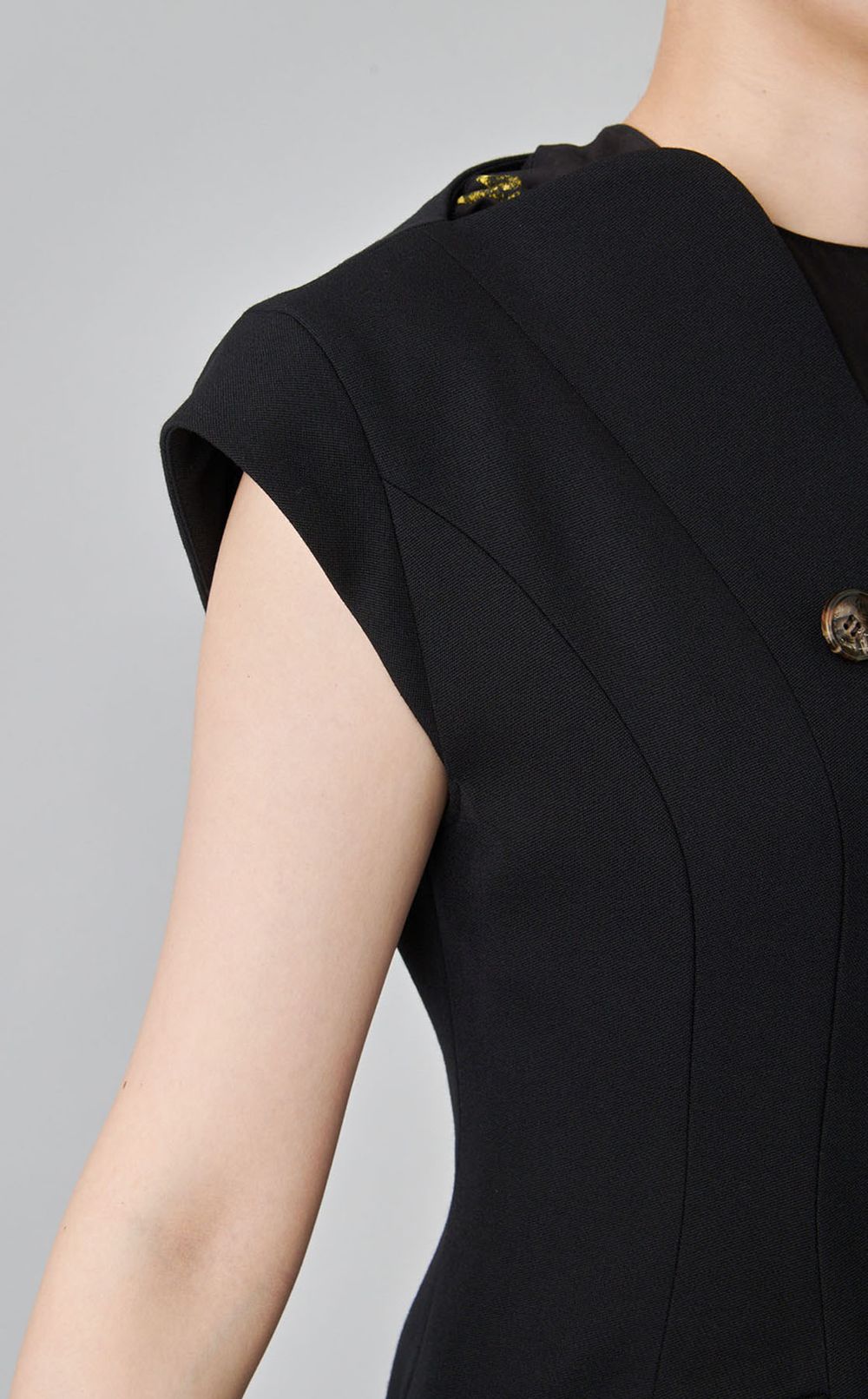 変形ネックノースリーブジャケット