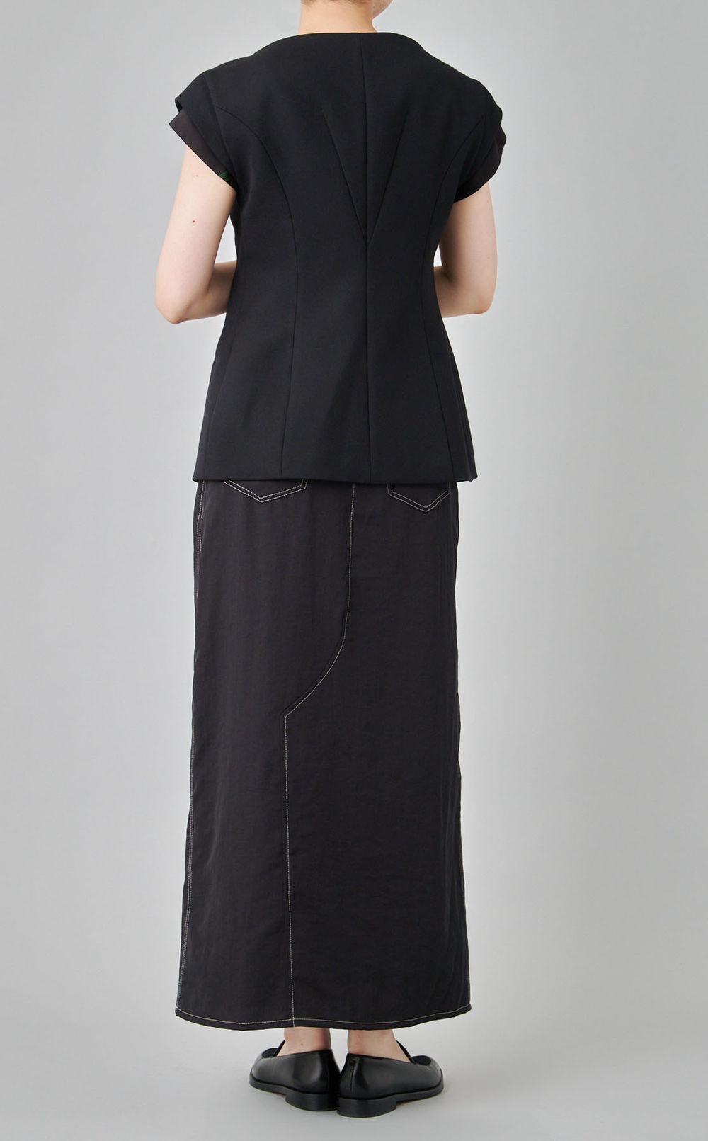 変形ネックノースリーブジャケット