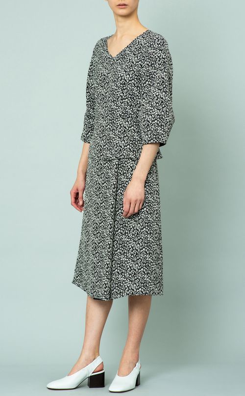 フラワージャガードVネックブラウス