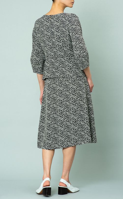 フラワージャガードVネックブラウス