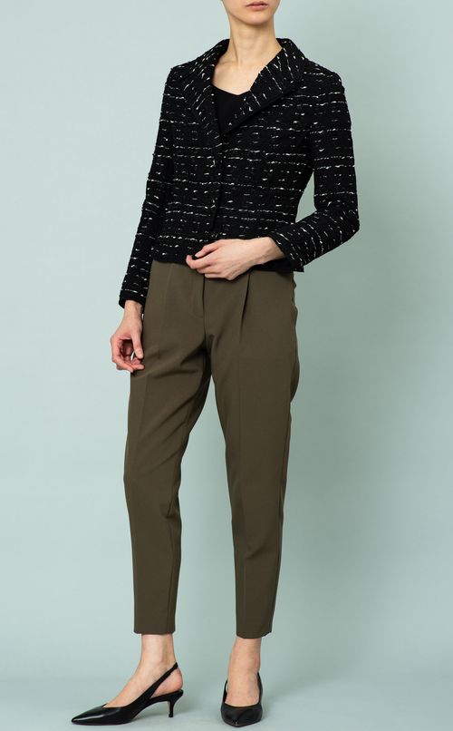 スリムテーパードパンツ