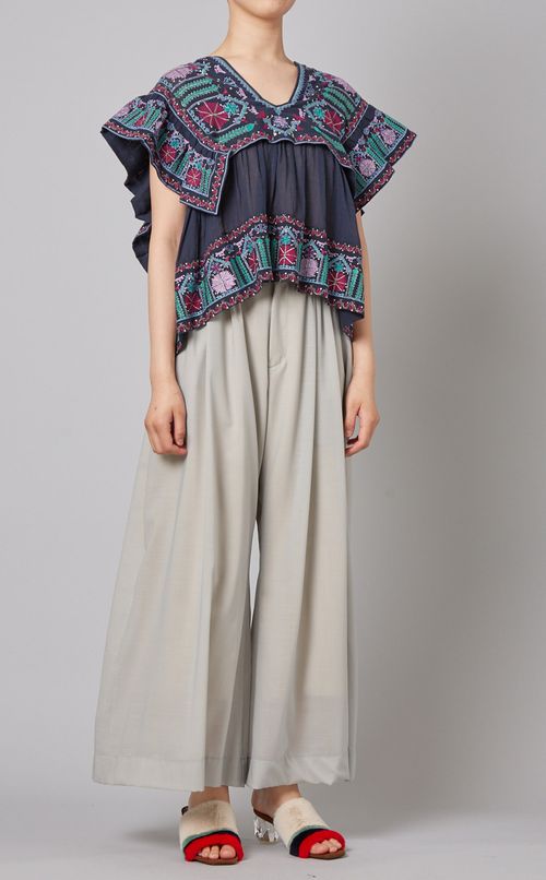 フリルスリーブ刺繍ブラウス