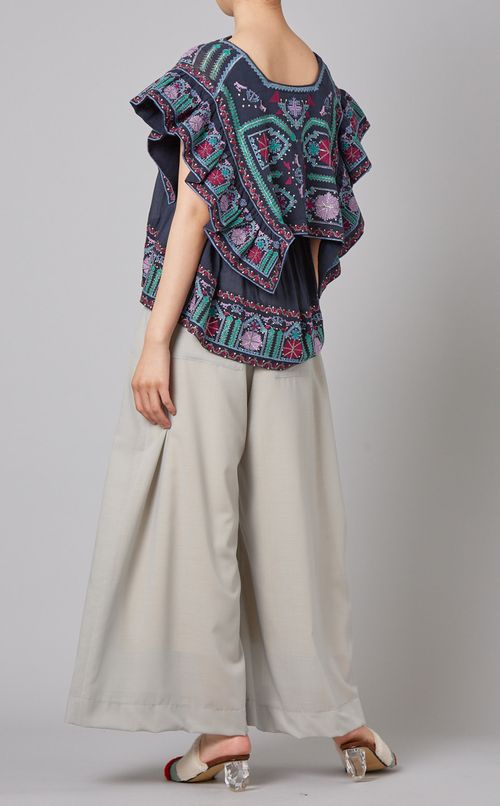 フリルスリーブ刺繍ブラウス