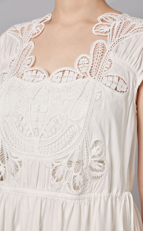 エンブロイダリーギャザーワンピース