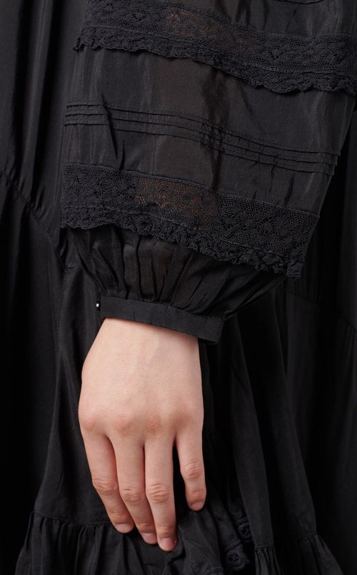 エンブロイダリーフリルロングブラウス