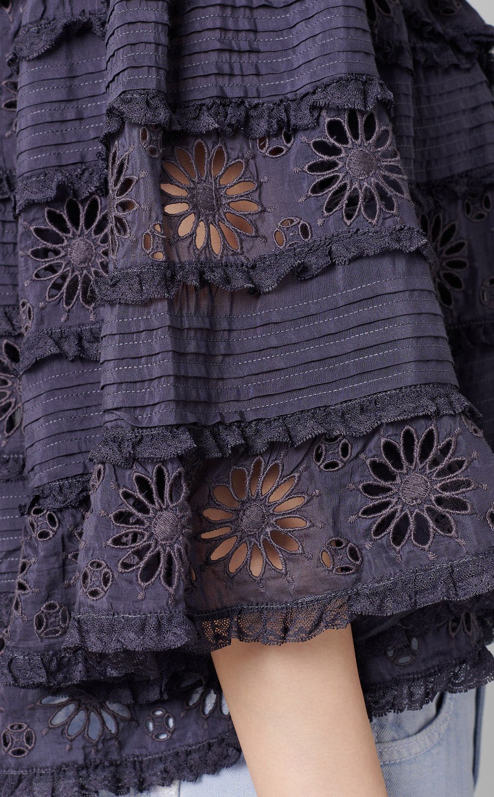 エンブロイダリーレースプルオーバー