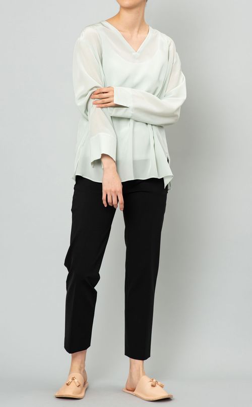 Vネックシルクブラウス