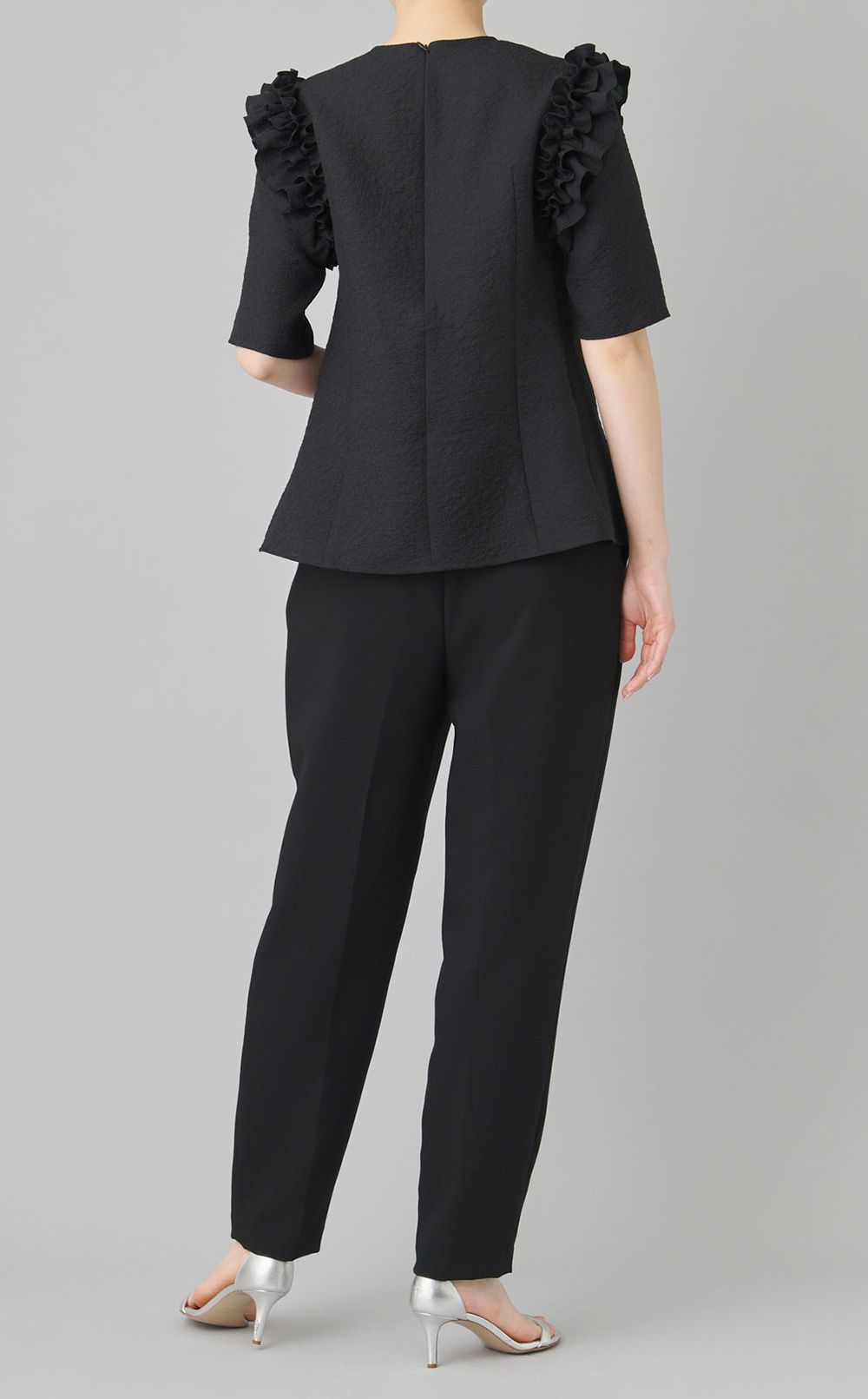 ハーフスリーブフリルボウブラウス