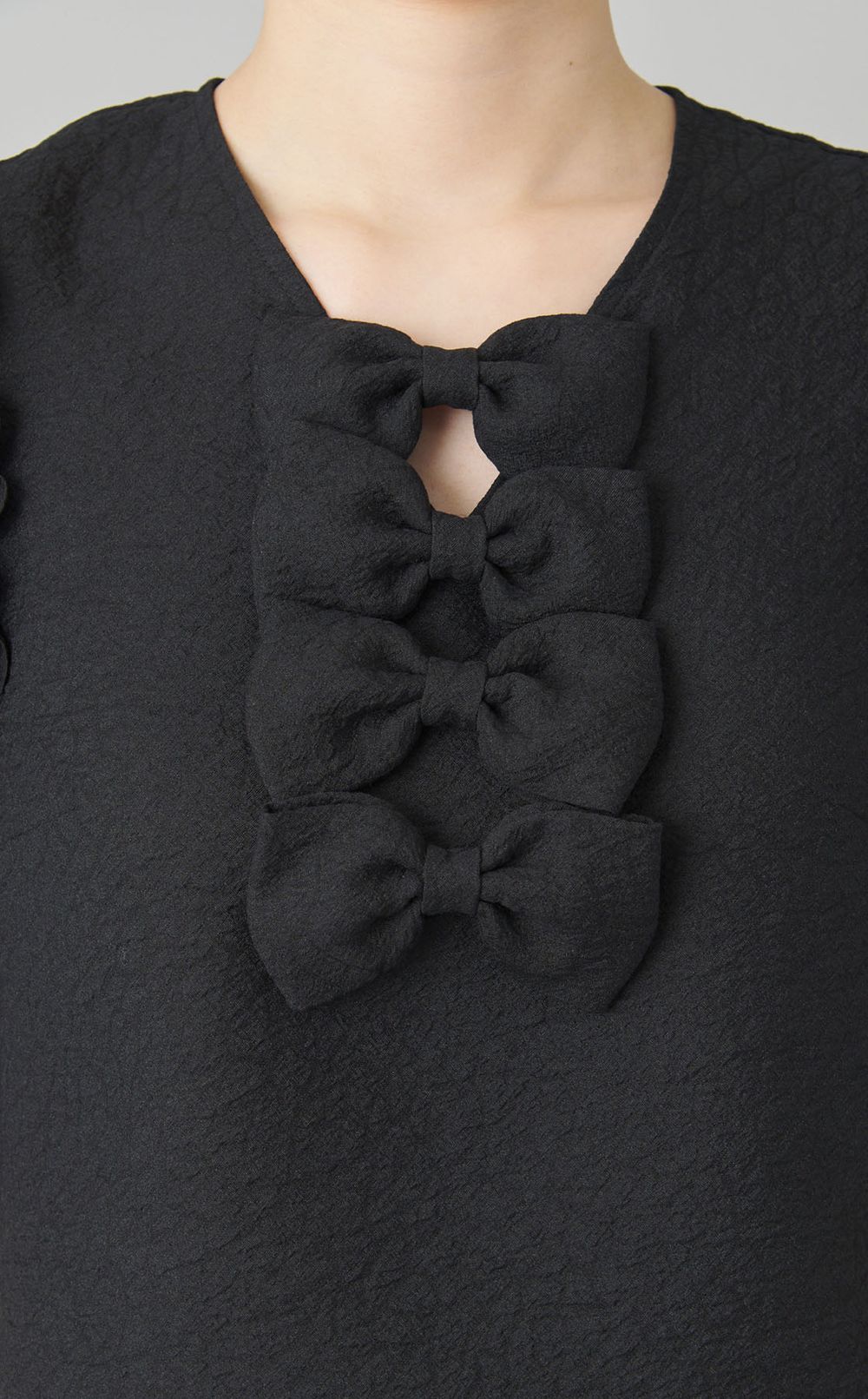 ハーフスリーブフリルボウブラウス