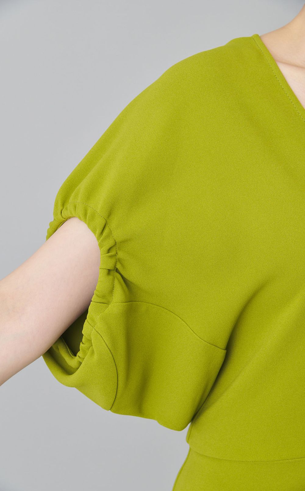 ギャザースリーブVネックワンピース