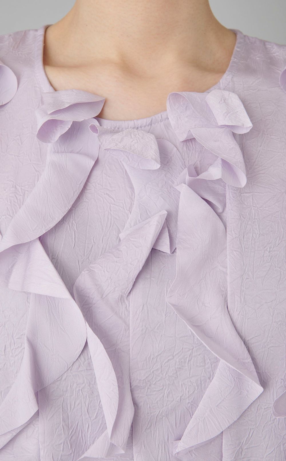 クリンクルサテンノースリーブブラウス