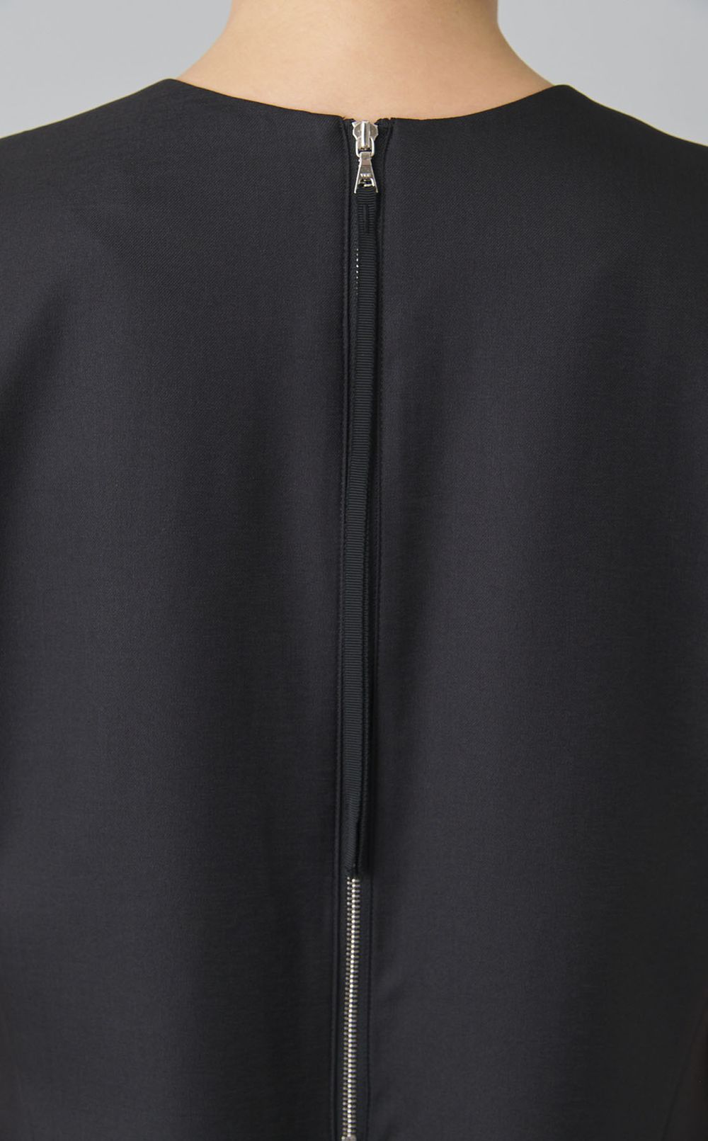 深Vネックボックスワンピース