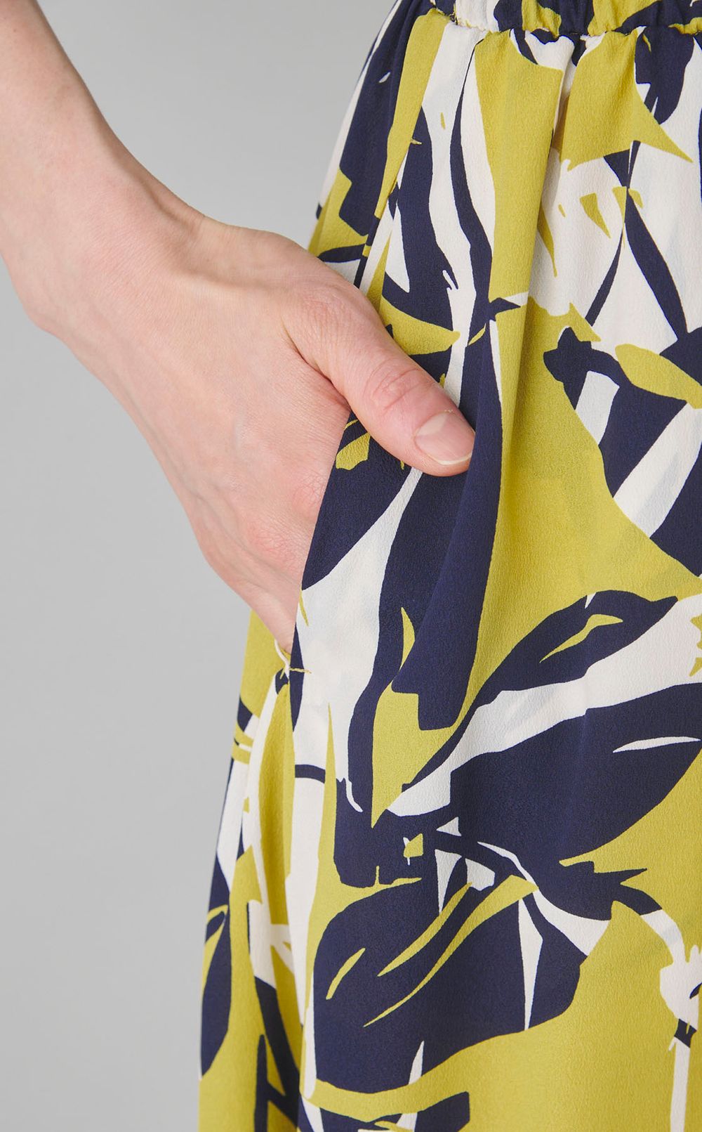 リーフプリントギャザーワンピース