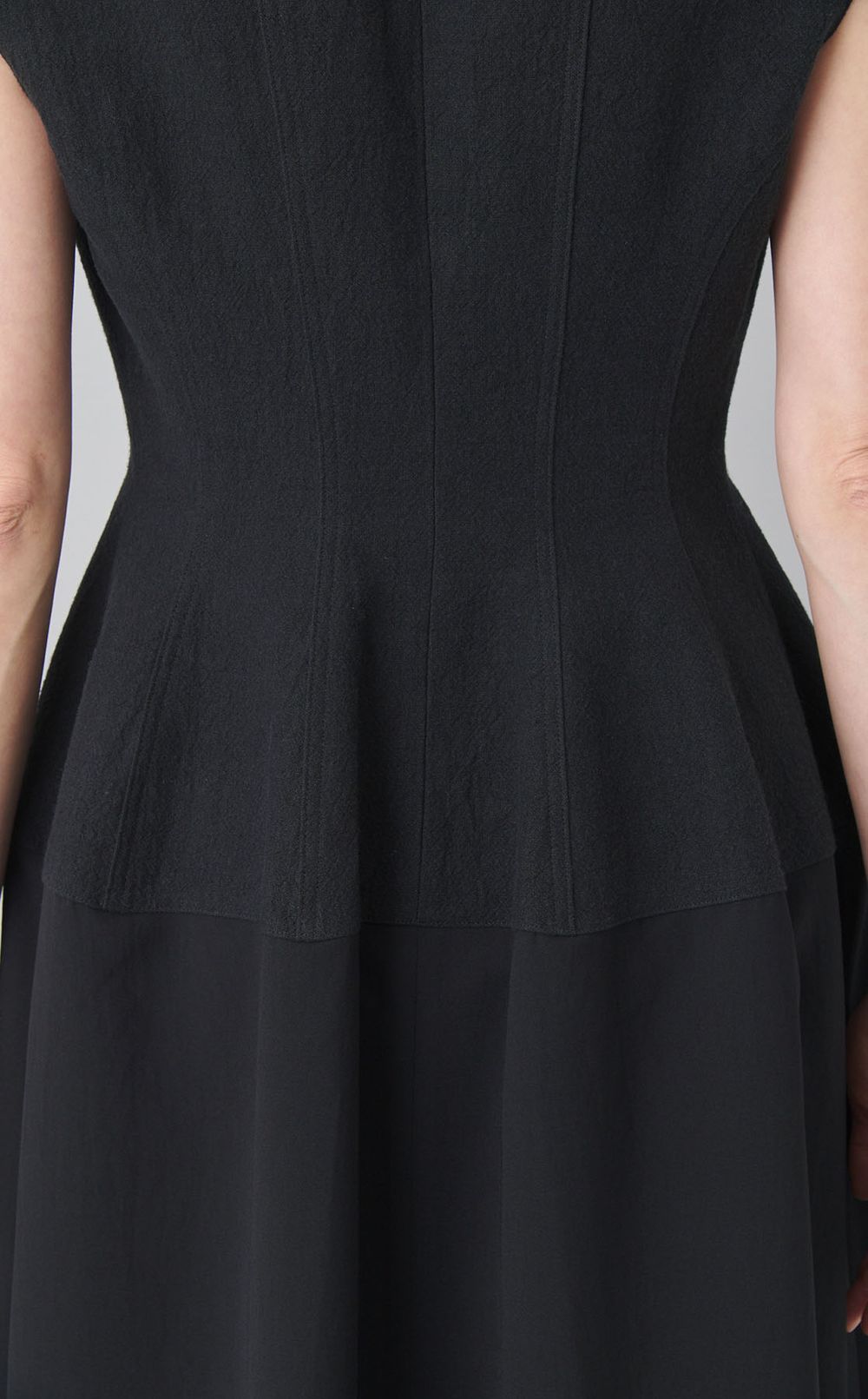 ノースリーブシェイプウエストワンピース