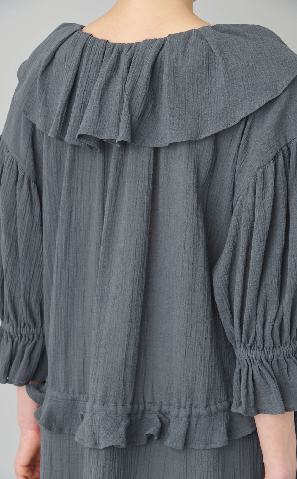 フリルカラーギャザーワンピース