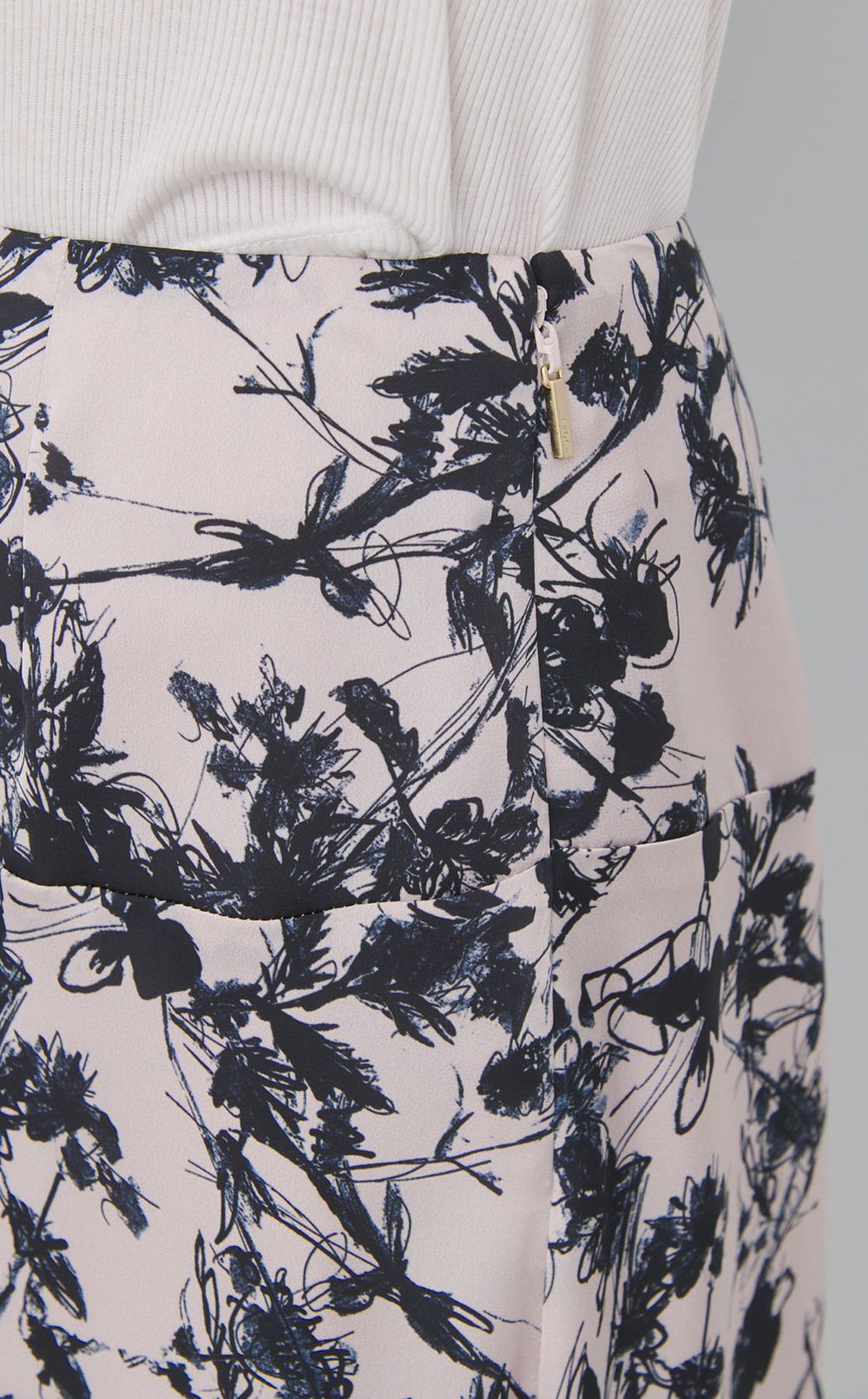 シャドーフラワープリントスカート