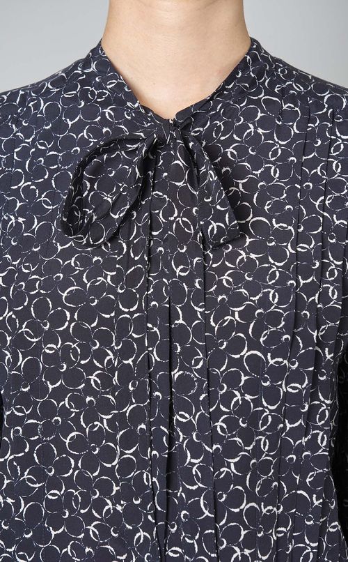 フロントプリーツプリントブラウス