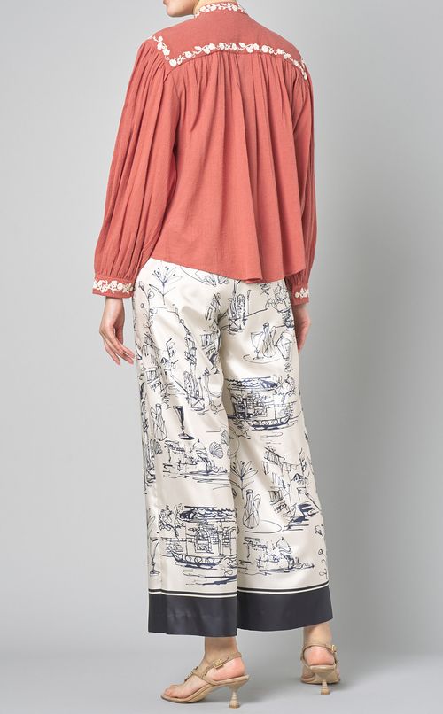 フラワー刺繍プルオーバーブラウス