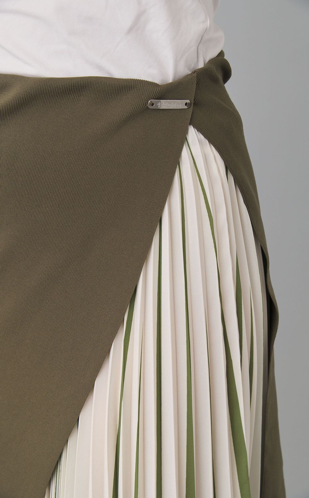 【roop】Adapt ラッププリーツスカート