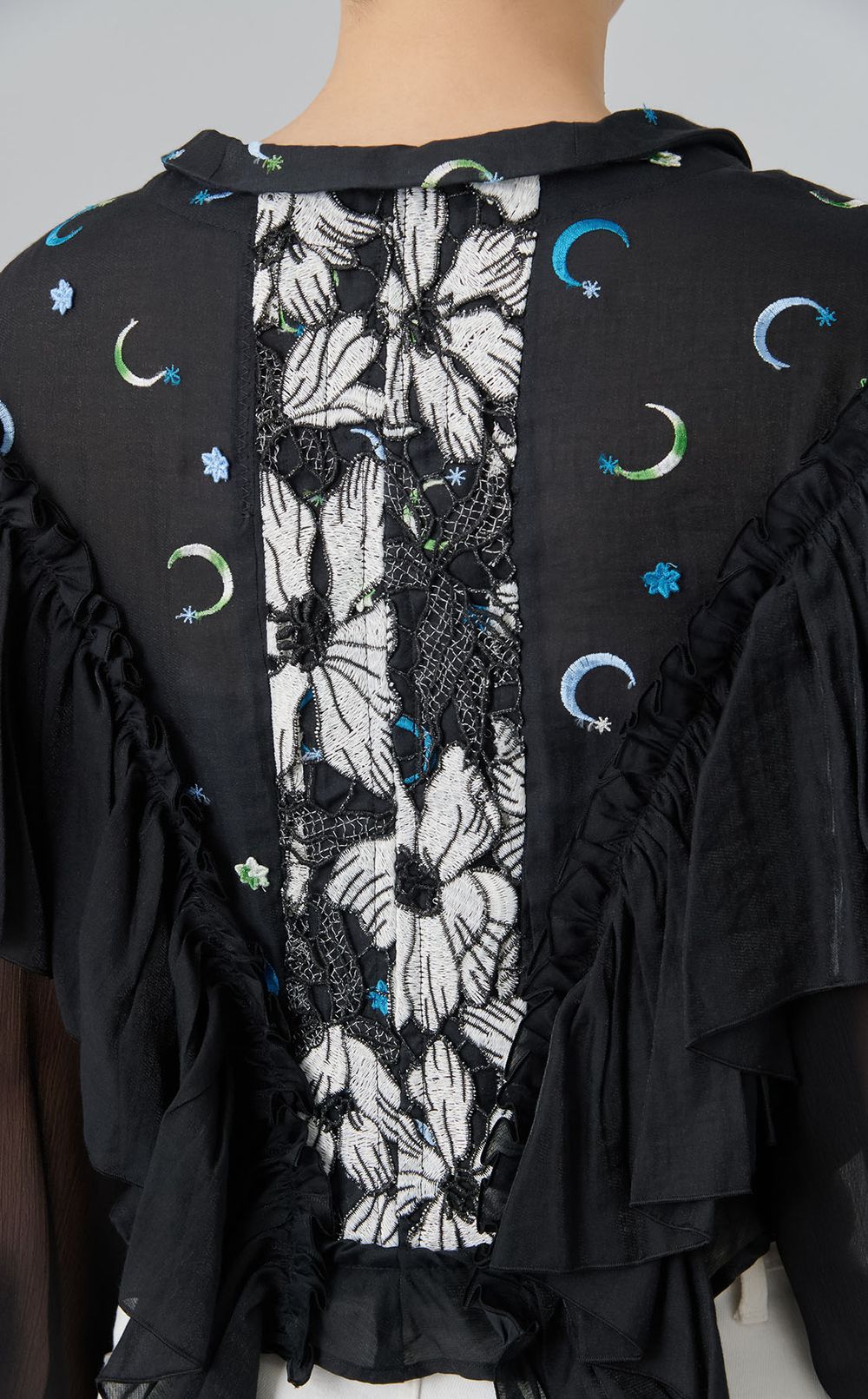 【roop】３ボタンフリルブラウス