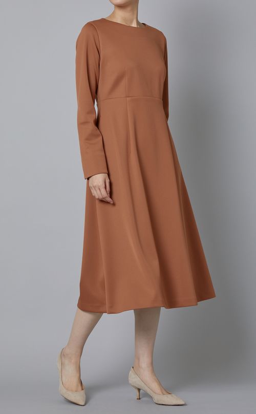 クルーネックタックワンピース