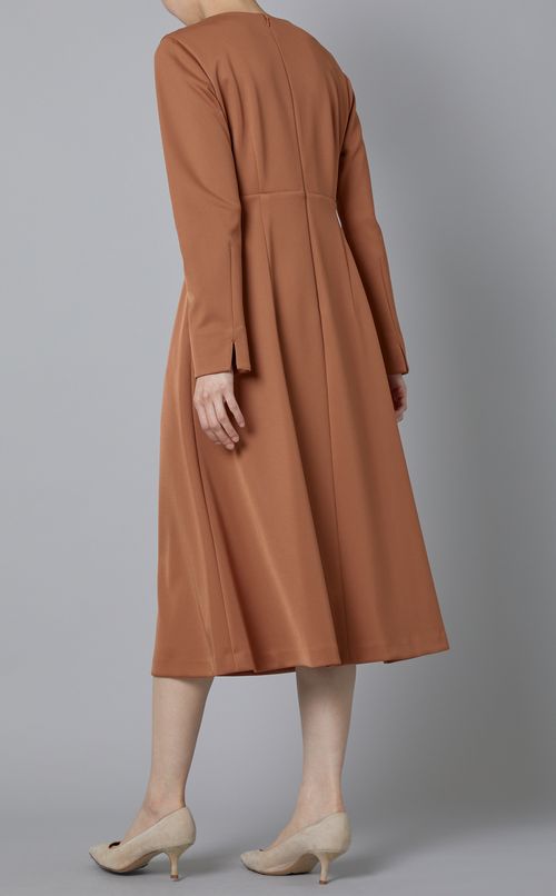 クルーネックタックワンピース