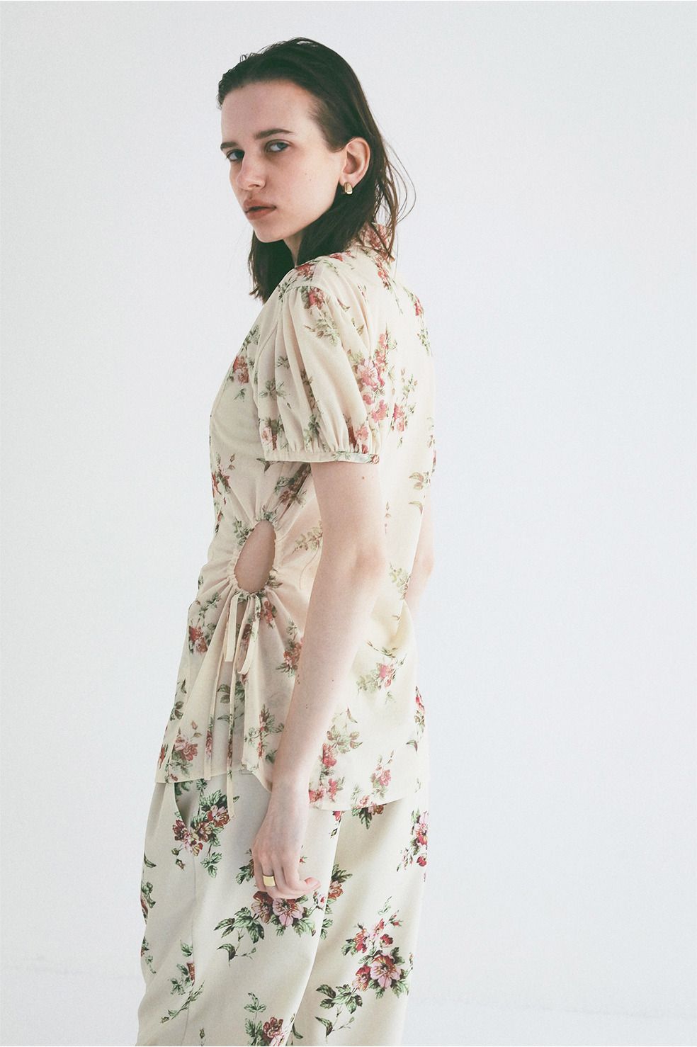 フラワーサイドシャーリングシャツ